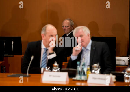 Berlino, Germania. Dicembre 12th, 2013. Il Cancelliere Merkel e il ministro degli Interni Friedrich si incontrano con i Primi Ministri della Germania stati federali presso la cancelleria di Berlino. / Immagine: Wolfgang Schaeuble (CDU), il Ministro delle finanze tedesco e Horst Seehofer (CSU), CSU presidente e primo ministro della Baviera. Credito: Reynaldo Chaib Paganelli/Alamy Live News Foto Stock