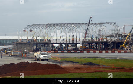 Brasilia, Brasile. Decimo Dec, 2013. I costruttori sono occupato a lavorare su un sito in costruzione presso l'Aeroporto Internacional Juscelino Kubitchek aeroporto in Brasilia, Brasile, 10 dicembre 2013. Il Brasile si sta preparando per il prossimo 2014 campionati del mondo di calcio. Foto: Marcus Brandt/dpa/Alamy Live News Foto Stock