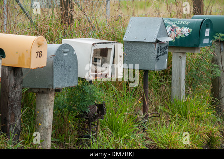 Postboxes su Harington Point Road, Otakou, vicino a Dunedin, Sud Otago, South Island, in Nuova Zelanda. Foto Stock