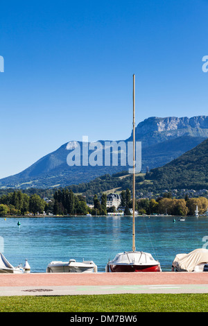 Barche sul lago di Annecy, Savoie, Francia Foto Stock