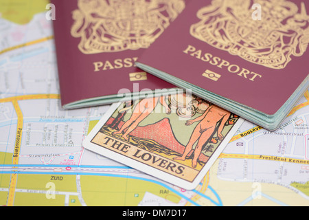 Due Regno Unito passaporti e carte dei tarocchi Foto Stock