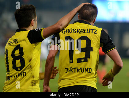 Marseille, Francia. Undicesimo Dec, 2013. Dortmund Kevin Grosskreutz celebra con il suo compagno di squadra di Nuri Sahin (L) dopo il punteggio 1-2 obiettivo durante la Champions League gruppo F partita di calcio tra Olympique Marsiglia e Borussia Dortmund al Velodrome Stadium di Marsiglia, Francia, 11 dicembre 2013. Foto: Caroline Seidel/dpa/Alamy Live News Foto Stock