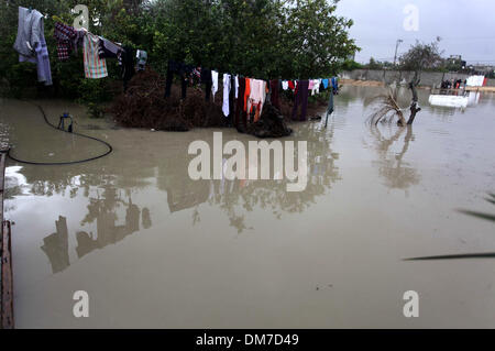 Rafah nella striscia di Gaza, Territori palestinesi. 12 Dic, 2013. Stand palestinese sul lato di una strada allagata in seguito a piogge intense in un giorno di tempesta a Rafah nel sud della striscia di Gaza, Dicembre 12, 2013. Le strade di Gaza sono inondati dopo solo tre ore di heavy rain che provoca gravi danni infrastrutturali e inondate molte case Credit: Ashraf Amra/immagini APA/ZUMAPRESS.com/Alamy Live News Foto Stock