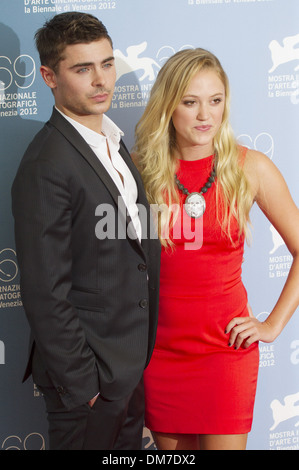 Zac Efron Maika Monroe sessantanovesima Venice Film Festival - a qualsiasi prezzo - Photocall con : Zac Efron Maika Monroe dove: Venezia Foto Stock