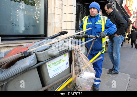 Londra, Inghilterra, Regno Unito. Pulitore di via in High Street Kensington Foto Stock