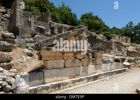 Il frontone di un tempio tipo grave presso la necropoli orientale all'antica città Lycian di Arykanda, nella Turchia meridionale. Foto Stock