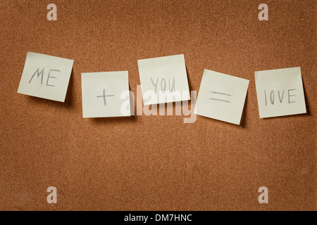 Testo romantico sulle note di promemoria su sfondo di sughero, me plus è altrettanto amore Foto Stock