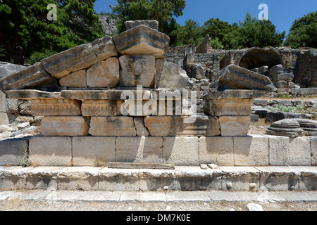 Il frontone di un tempio tipo grave presso la necropoli orientale all'antica città Lycian di Arykanda, nella Turchia meridionale. Foto Stock