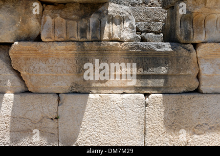 Iscrizione greca su di un tempio di tipo frontone grave presso la necropoli orientale a Arykanda, nella Turchia meridionale. Foto Stock