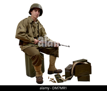 I giovani soldati americani e m1 carbine seduto su un bidone Foto Stock