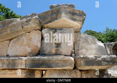 Il frontone di un tempio tipo grave presso la necropoli orientale all'antica città Lycian di Arykanda, nella Turchia meridionale. Foto Stock