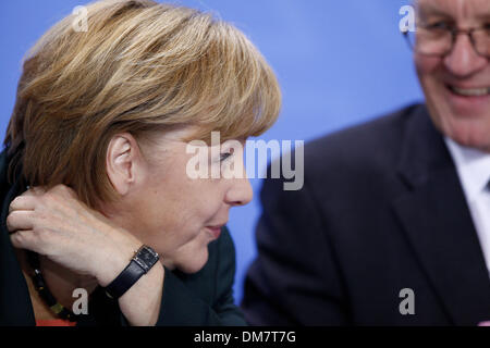 Berlino, Germania. 12 dicembre 2013. Conferenza stampa congiunta alla Cancelleria con ANGELA Merkel, primo ministro Kretschmann, primo ministro Lieberknecht e primo ministro Albig. / Foto: Angela Merkel, cancelliere tedesco, e Winfried Kretschmann (Verde), Vecchio Presidente della Conferenza dei primi Ministri e Ministro-Presidente del Baden-WŸrttemberg. Credit: Reynaldo Chaib Paganelli/Alamy Live News Foto Stock