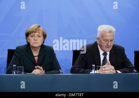 Berlino, Germania. 12 dicembre 2013. Conferenza stampa congiunta alla Cancelleria con ANGELA Merkel, primo ministro Kretschmann, primo ministro Lieberknecht e primo ministro Albig. / Foto: Angela Merkel, cancelliere tedesco, e Winfried Kretschmann (Verde), Vecchio Presidente della Conferenza dei primi Ministri e Ministro-Presidente del Baden-WŸrttemberg. Credit: Reynaldo Chaib Paganelli/Alamy Live News Foto Stock