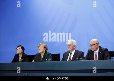 Berlino, Germania. Dicembre 12th, 2013. Conferenza stampa congiunta presso la cancelleria con Angela Merkel, Primo Ministro Kretschmann, Primo Ministro Lieberknecht e il Primo Ministro Albig. / Immagine: Christine Lieberknecht (CDU), Ministropresidente della ThŸringer, Angela Merkel, Cancelliere tedesco, Winfried Kretschmann (verdi), vecchio Presidente della Conferenza dei Primi Ministri e Ministropresidente della Baden-WŸrttemberg, Torsten Albig (SPD), Ministropresidente della Schleswig-Holstein. Credito: Reynaldo Chaib Paganelli/Alamy Live News Foto Stock