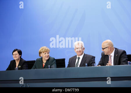 Berlino, Germania. Dicembre 12th, 2013. Conferenza stampa congiunta presso la cancelleria con Angela Merkel, Primo Ministro Kretschmann, Primo Ministro Lieberknecht e il Primo Ministro Albig. / Immagine: Christine Lieberknecht (CDU), Ministropresidente della ThŸringer, Angela Merkel, Cancelliere tedesco, Winfried Kretschmann (verdi), vecchio Presidente della Conferenza dei Primi Ministri e Ministropresidente della Baden-WŸrttemberg, Torsten Albig (SPD), Ministropresidente della Schleswig-Holstein. Credito: Reynaldo Chaib Paganelli/Alamy Live News Foto Stock