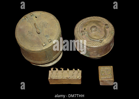 Ottone Kuduo le navi e le scatole utilizzate per memorizzare polvere d'oro e gli oggetti di valore del XVIII secolo, Ashanti in Ghana Foto Stock