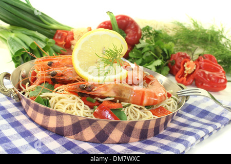 Gamberi con Mie tagliatelle, limone, aneto e coriandolo su uno sfondo luminoso Foto Stock