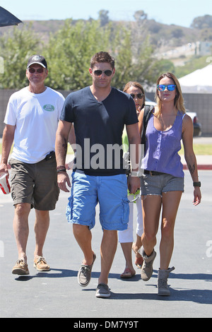 Jensen Ackles con la fidanzata e i genitori si vede che si diverte a Malibu chili cook off Los Angeles California - 02.09.12 Foto Stock