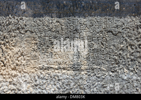 Iscrizione greca su sarcofagi presso la necropoli Orientale, Lycian antica città di Arykanda, provincia di Antalya, Turchia meridionale. Foto Stock