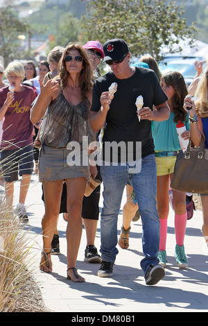 Cindy Crawford di mangiare un gelato con mio marito Rande Gerber al trentunesimo Annuale del Kiwanis Malibu Chili Cook-Off Malibu California - Foto Stock