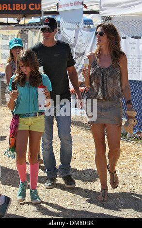 Cindy Crawford di mangiare un gelato con mio marito Rande Gerber al trentunesimo Annuale del Kiwanis Malibu Chili Cook-Off Malibu California - Foto Stock