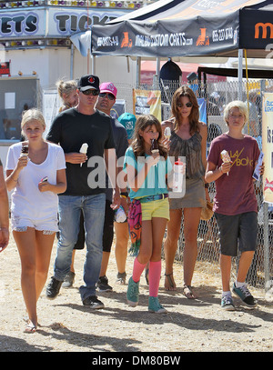 Cindy Crawford di mangiare un gelato con mio marito Rande Gerber e la figlia Kaia Giordania Gerber al trentunesimo Annuale del Kiwanis Malibu Foto Stock