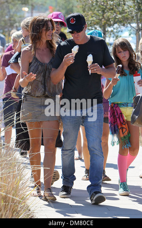 Cindy Crawford di mangiare un gelato con mio marito Rande Gerber e la figlia Kaia Giordania Gerber al trentunesimo Annuale del Kiwanis Malibu Foto Stock