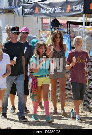 Cindy Crawford di mangiare un gelato con mio marito Rande Gerber figlia Kaia Giordania Gerber al trentunesimo Annuale del Kiwanis Malibu Chili Foto Stock