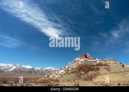 Il monastero buddista di Thiksey sorge in modo impressionante in cima a un'alta collina nella valle dell'Indo della provincia di Ladakh, nelle montagne himalayane dell'India Foto Stock