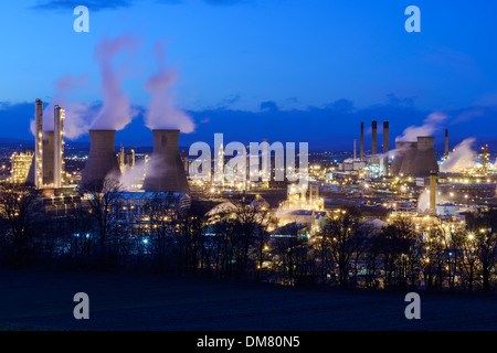 Il Grangemouth raffineria di petrolio e il complesso industriale al crepuscolo Foto Stock