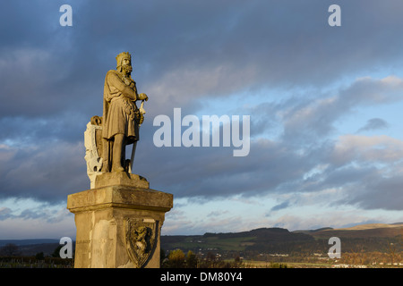 Statua di Robert the Bruce al di fuori del Castello di Stirling in Scozia Foto Stock