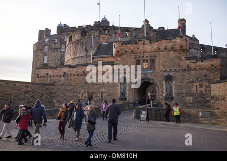 I turisti nei pressi dell'ingresso al Castello di Edinburgo Foto Stock