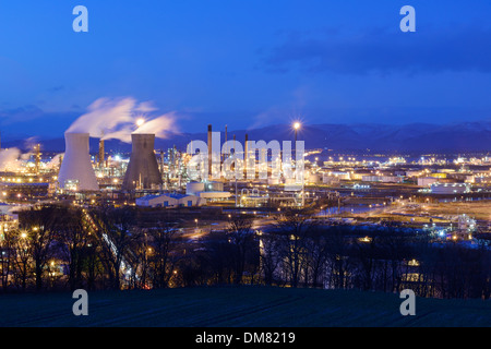 Il Grangemouth raffineria di petrolio e il complesso industriale al crepuscolo Foto Stock