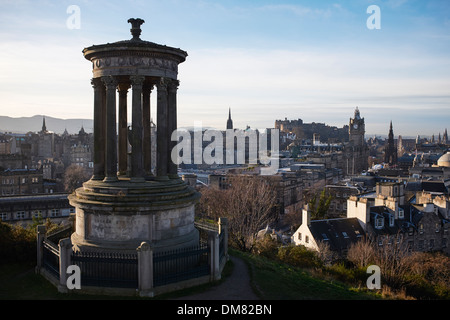 Il Dugald Stewart monumento su Calton Hill con il centro di Edimburgo in background Foto Stock