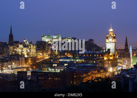 Il centro di Edimburgo e il castello di notte vista da Calton Hill Foto Stock