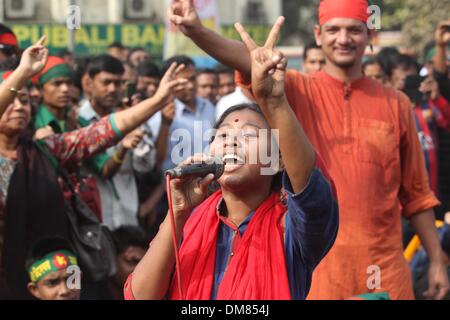 Dacca in Bangladesh. 12 Dic, 2013. Gli attivisti del Bangladesh marzo in strada e gridare slogan durante una manifestazione di protesta per chiedere l'immediata esecuzione della guerra del Bangladesh crimini convict Abdul Quader Molla, il 65-anno-vecchio leader senior del gruppo Jamaat-e-Islami party a Dhaka il 12 dicembre 2013. Bangladesh la corte suprema ha confermato la pena di morte per un top leader islamista condannati per i crimini di guerra, appena due giorni dopo è stato dato un drammatico last-minute rinvio dal l'esecuzione. Credito: ZUMA Press, Inc./Alamy Live News Foto Stock