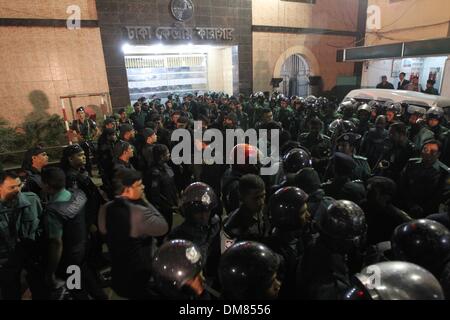 Dacca in Bangladesh. 12 Dic, 2013. '"' Sicurezza force guardia di fronte a Dhaka prigione centrale. Abdul Quader Molla ha lasciato la DACCA prigione centrale dopo la sua esecuzione per crimini di guerra gruppo Jamaat leader Abdul Quader parte del Mollah infine dovuto pagare per questi atti di cold-blooded barbarie, come ha camminato il patibolo a 10:01pm in prima esecuzione in uno dei crimini di guerra caso sul dicembre 12, 2013. Credito: ZUMA Press, Inc./Alamy Live News Foto Stock