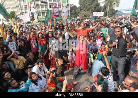 Dacca in Bangladesh. 12 Dic, 2013. Gli attivisti del Bangladesh marzo in strada e gridare slogan durante una manifestazione di protesta per chiedere l'immediata esecuzione della guerra del Bangladesh crimini convict Abdul Quader Molla, il 65-anno-vecchio leader senior del gruppo Jamaat-e-Islami party a Dhaka il 12 dicembre 2013. Bangladesh la corte suprema ha confermato la pena di morte per un top leader islamista condannati per i crimini di guerra, appena due giorni dopo è stato dato un drammatico last-minute rinvio dal l'esecuzione. Credito: ZUMA Press, Inc./Alamy Live News Foto Stock