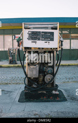 Abbandonata la pompa carburante alla stazione Foto Stock