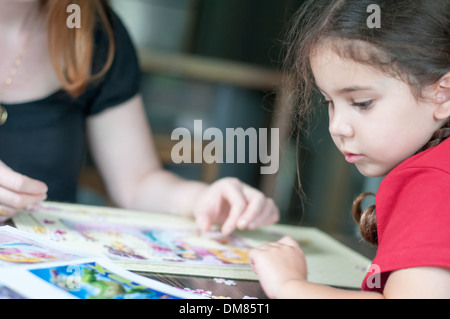 Adulto e bambino che gioca puzzle Foto Stock