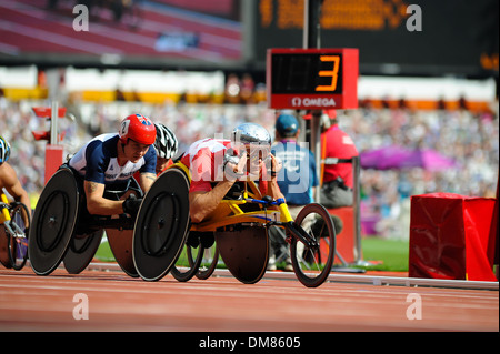 Uomini 100m T54 calore David Weir (GBR) qualifica la terza per la finale di Marcel Hug (sui primi) e calore durante l'azione sul giorno 5 di Foto Stock