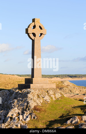 St Dwynwen's Celtic croce di pietra sul Ynys Llanddwyn Island, Newborough, Isola di Anglesey, Galles del Nord, Regno Unito, Gran Bretagna Foto Stock