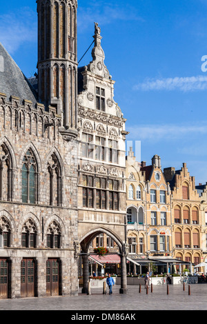 Edilizia e architettura della vecchia città di Ypres in Grote Markt, Ypres, Belgio Foto Stock