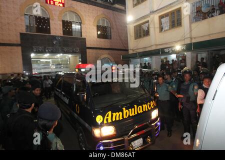 Dacca in Bangladesh. 12 Dic, 2013. Un ambulanza che trasportano il corpo di Abdul Quader Molla ha lasciato la DACCA prigione centrale dopo la sua esecuzione per crimini di guerra gruppo Jamaat leader Abdul Quader parte del Mollah infine dovuto pagare per questi atti di cold-blooded barbarie, come ha camminato il patibolo a 10:01pm in prima esecuzione in uno dei crimini di guerra caso sul dicembre 12, 2013. La sospensione di parte del Mollah, 65, che hanno guadagnato il soprannome Mirpurer Koshai (macellaio di Mirpur) per il suo ruolo di sinistri durante la guerra di liberazione, rappresenta uno spartiacque nella nazione. Credito: ZUMA Press, Inc./Alamy Live News Foto Stock