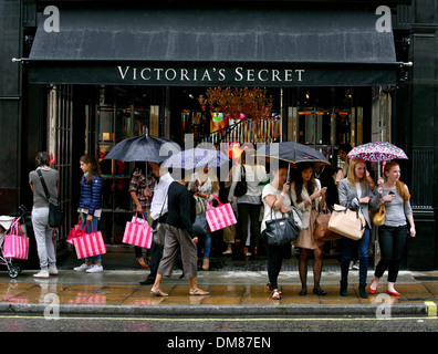 Vista esterna Victoria's Secret London flagship store del lancio su Bond Street Londra Inghilterra - 29.08.12 dotate: Esterno Foto Stock