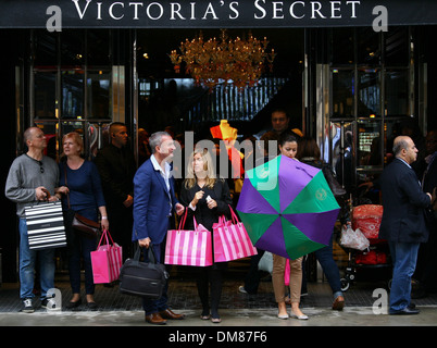 Vista esterna Victoria's Secret London flagship store del lancio su Bond Street Londra Inghilterra - 29.08.12 Foto Stock