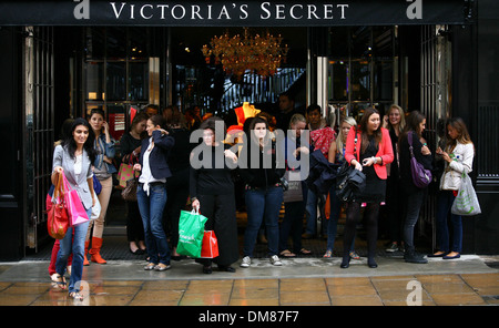 Vista esterna Victoria's Secret London flagship store del lancio su Bond Street Londra Inghilterra - 29.08.12 Foto Stock