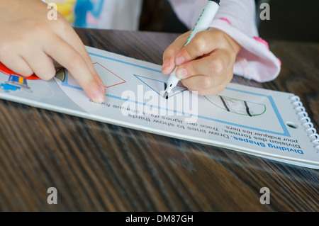 Bambino facendo esercizi di matematica Foto Stock