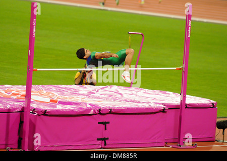 Delana Iliesa (FIJ) vince l'oro in azione a Londra 2012 Giochi Paralimpici - Uomini Salto in alto F42 finale - Stadio Olimpico di Londra Foto Stock
