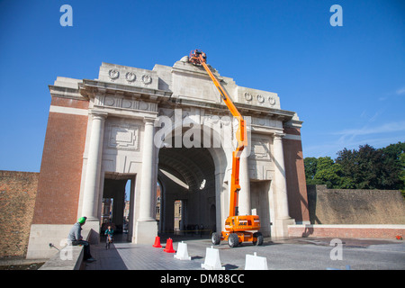 Il lavoro di pulizia che si svolgono su Menin Gate Prima Guerra Mondiale Memorial, Ypres, Belgio Foto Stock